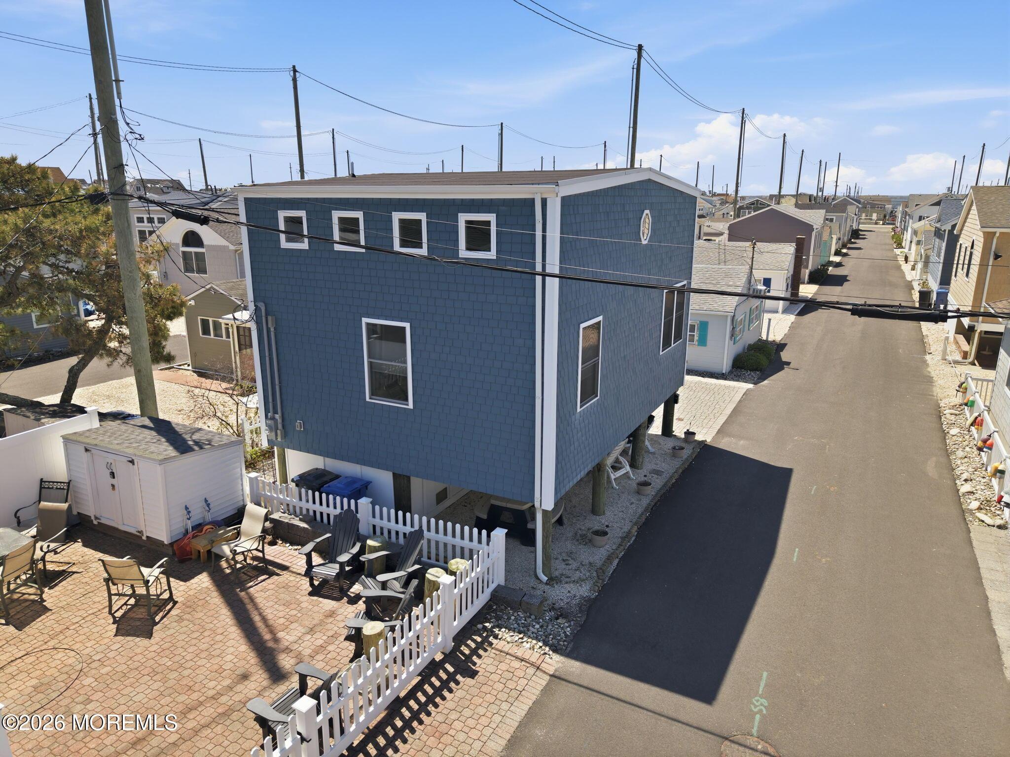 Image 3: 105 W Dune front of House