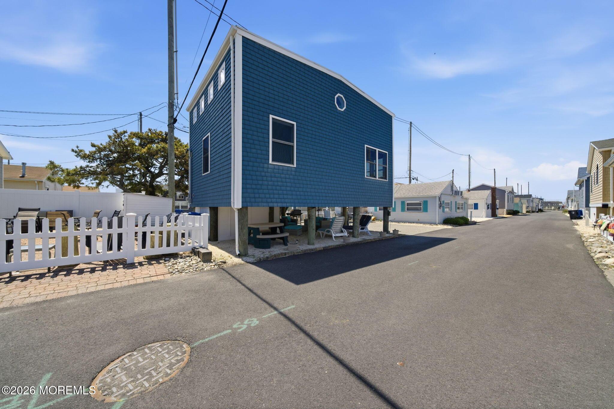 Image 4: 105 W Dune front of House 1