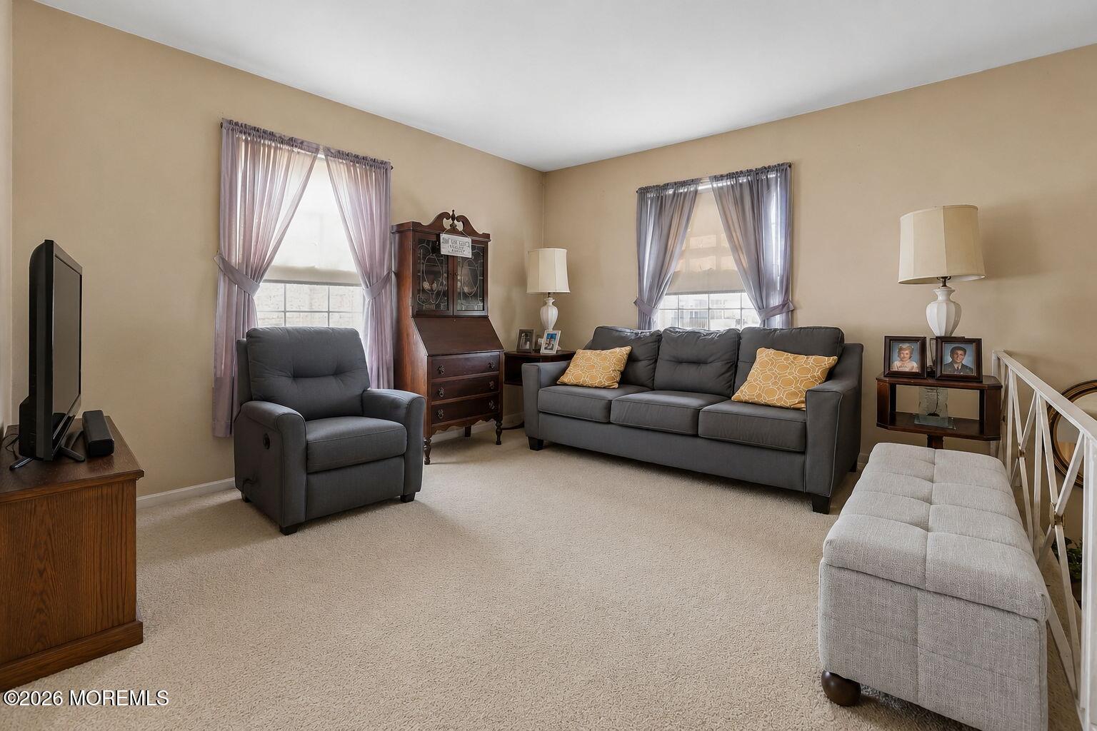 Image 4: Living Room