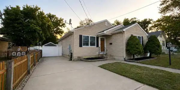 Image 2: 3