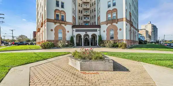 400 Deal Lake Drive Unit Ph1