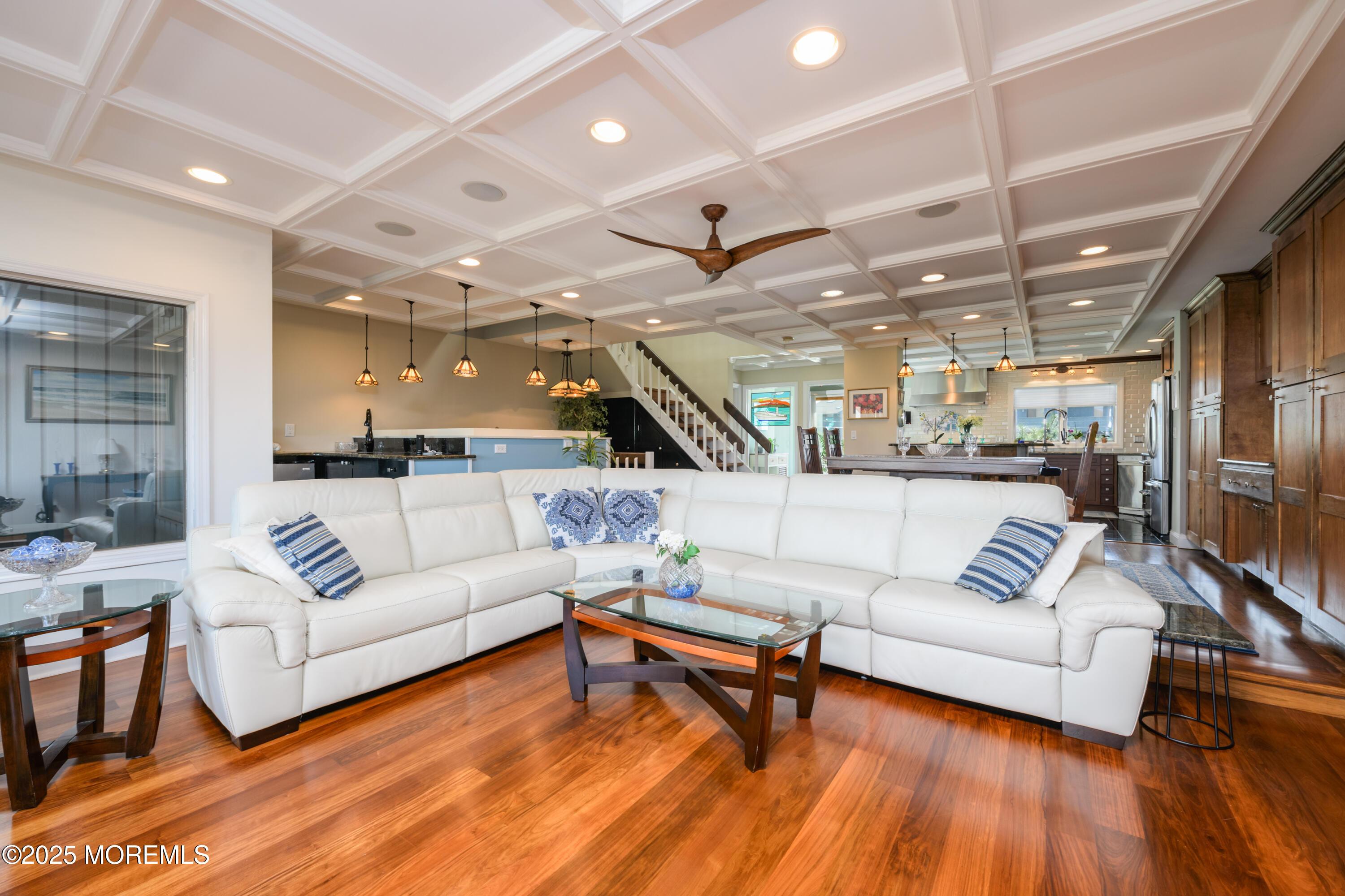 Image 4: Living Room