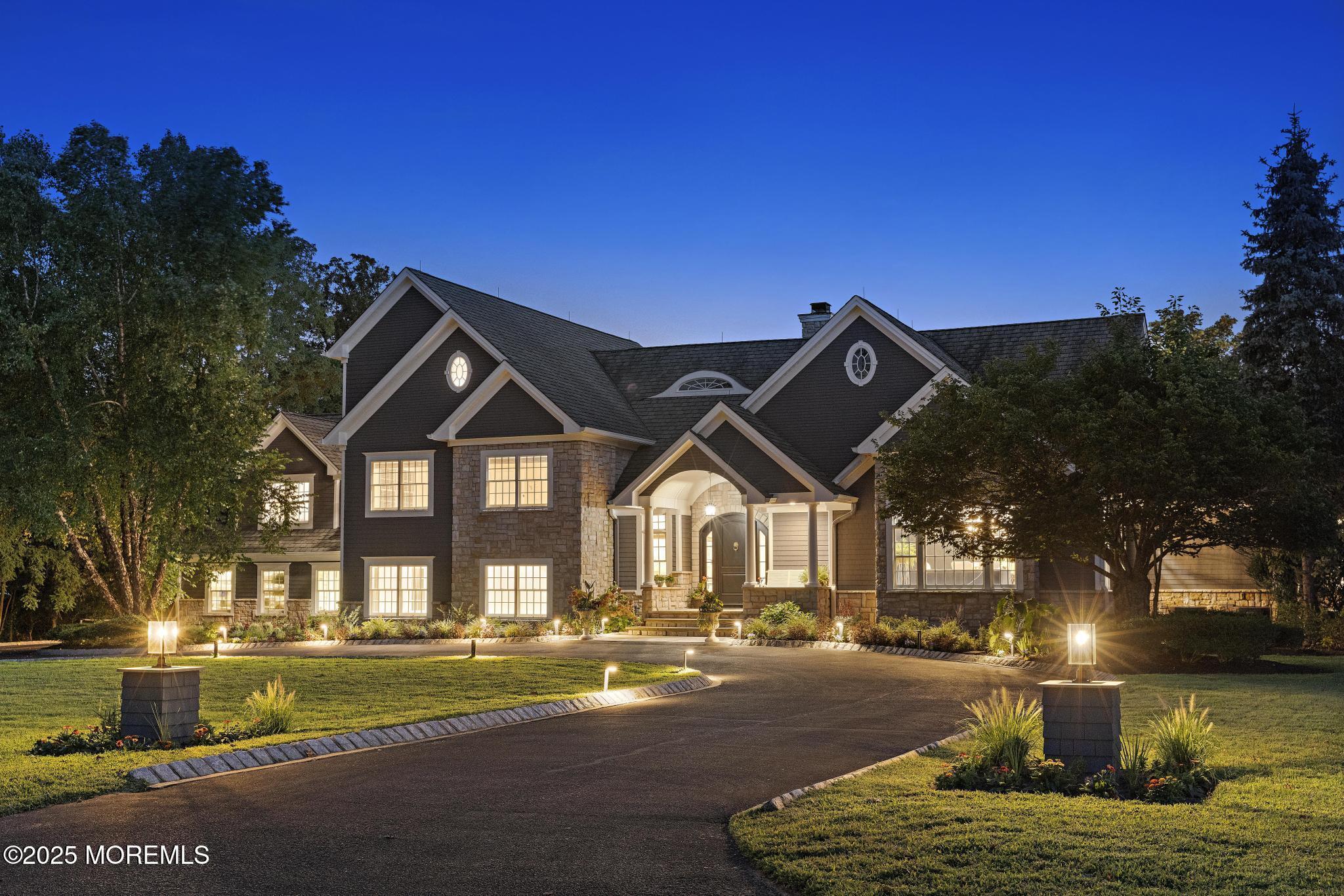 Image 1: 8 Black Point Horseshoe St (40)