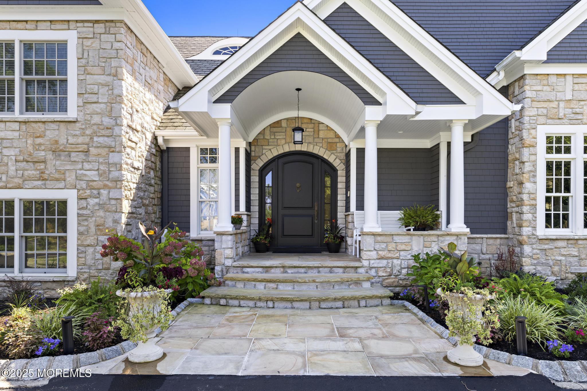 Image 4: 8 Black Point Horseshoe St (37)