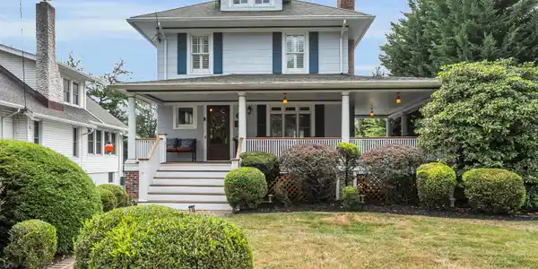 137 E Bergen Place