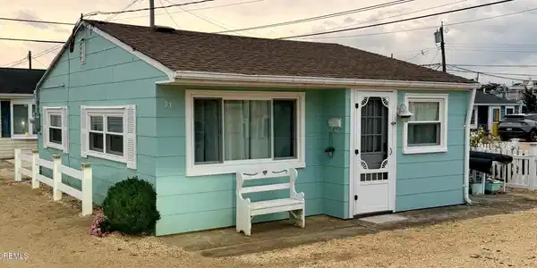 33 E Penguin Way
