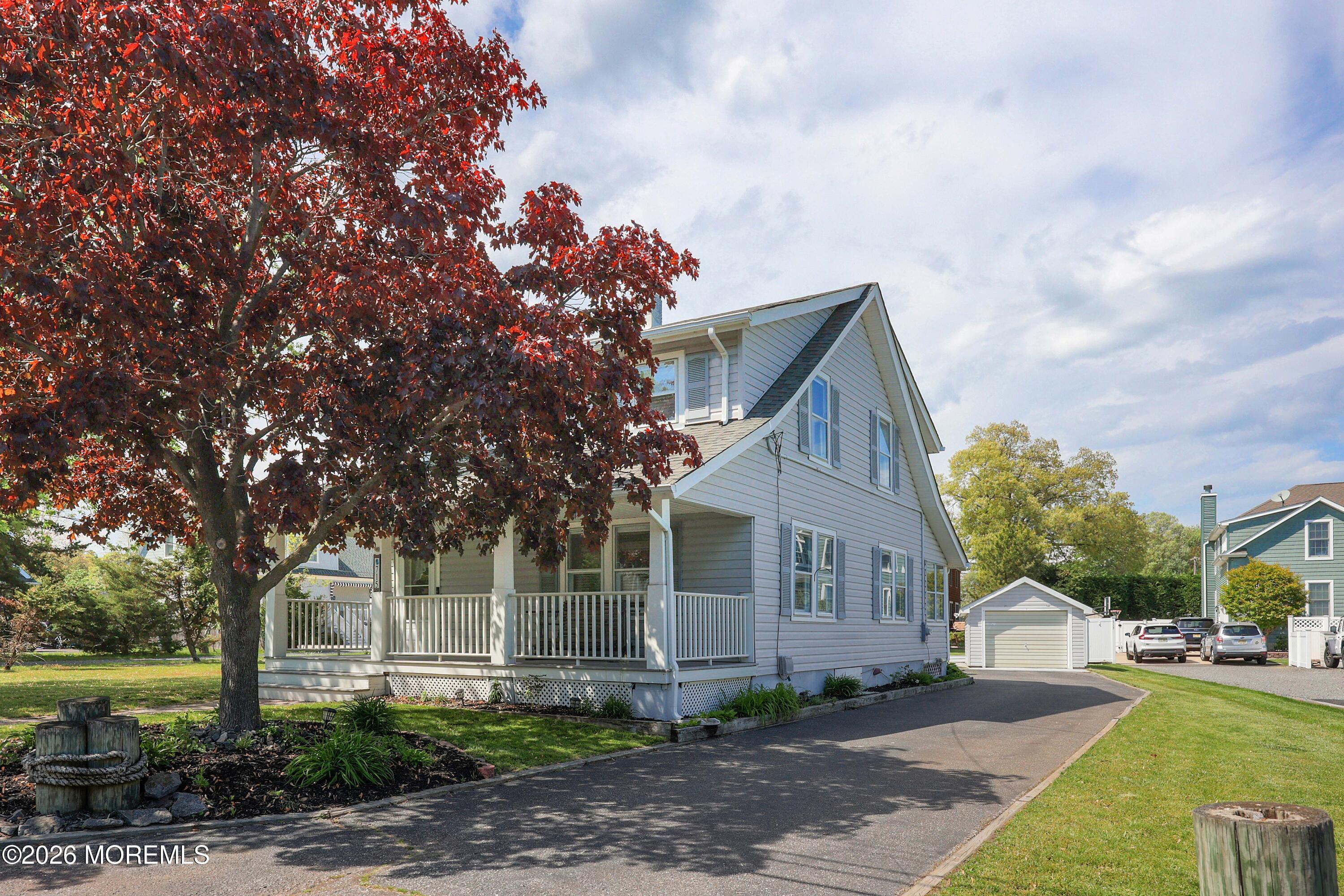 Image 4: House Driveway View