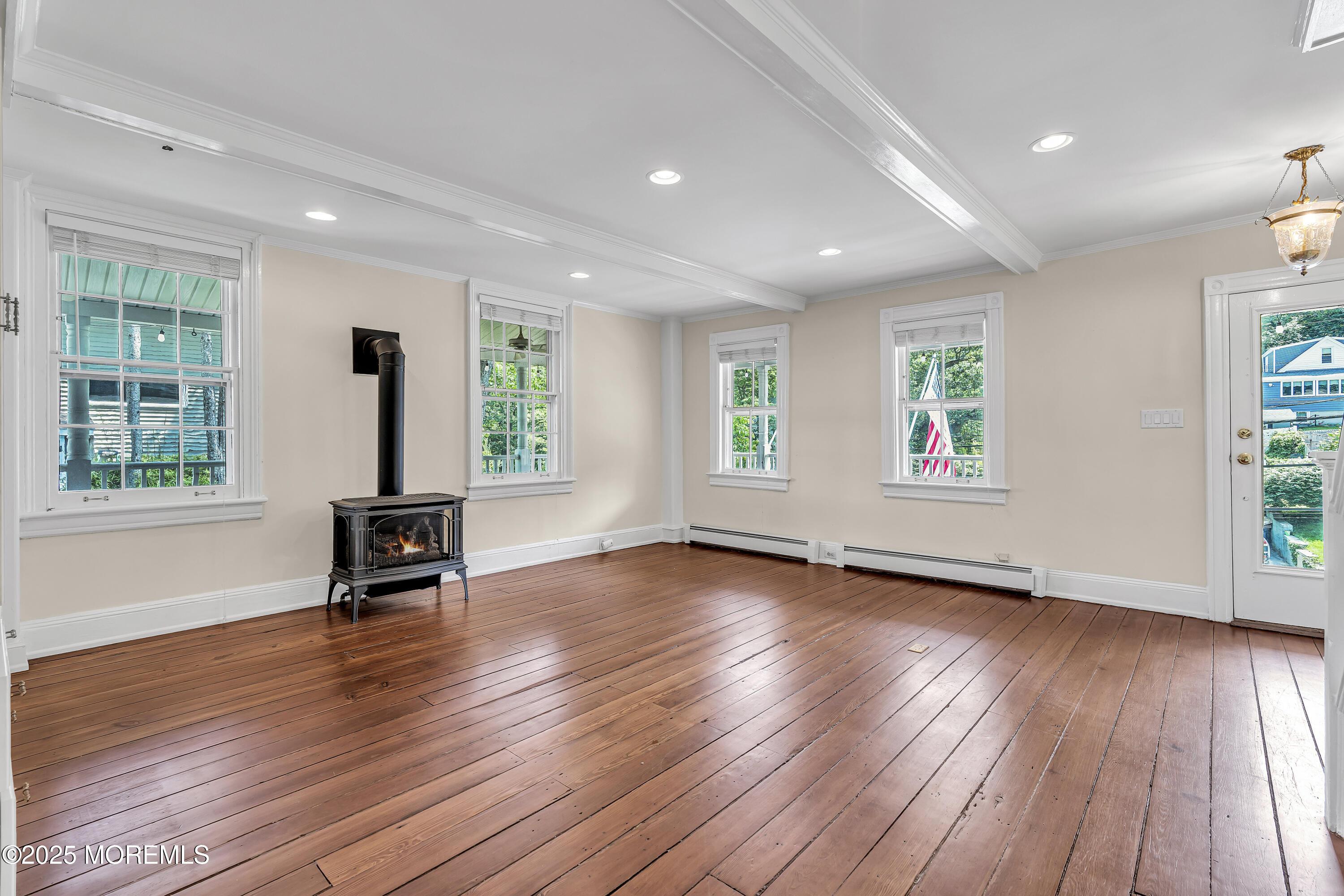 Image 4: Living Room
