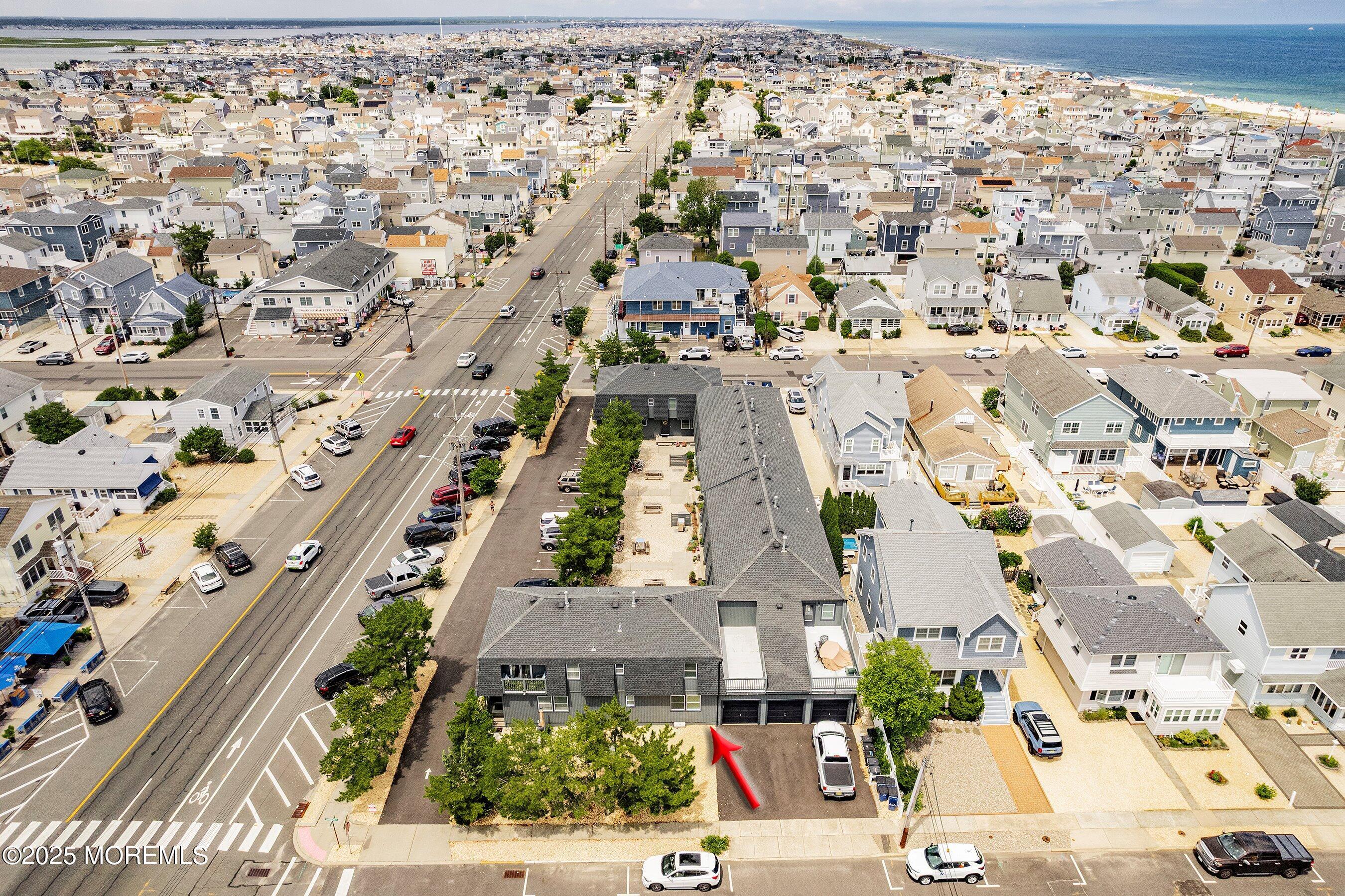 Image 3: Right Aerial with arrow