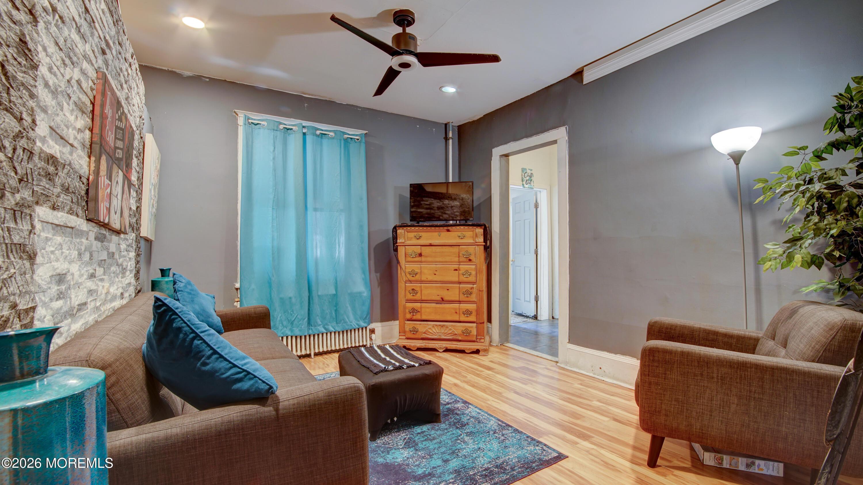 Image 4: Living Room