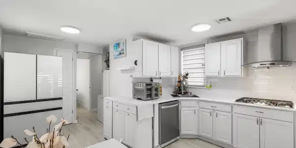 Image 2: 22-Kitchen