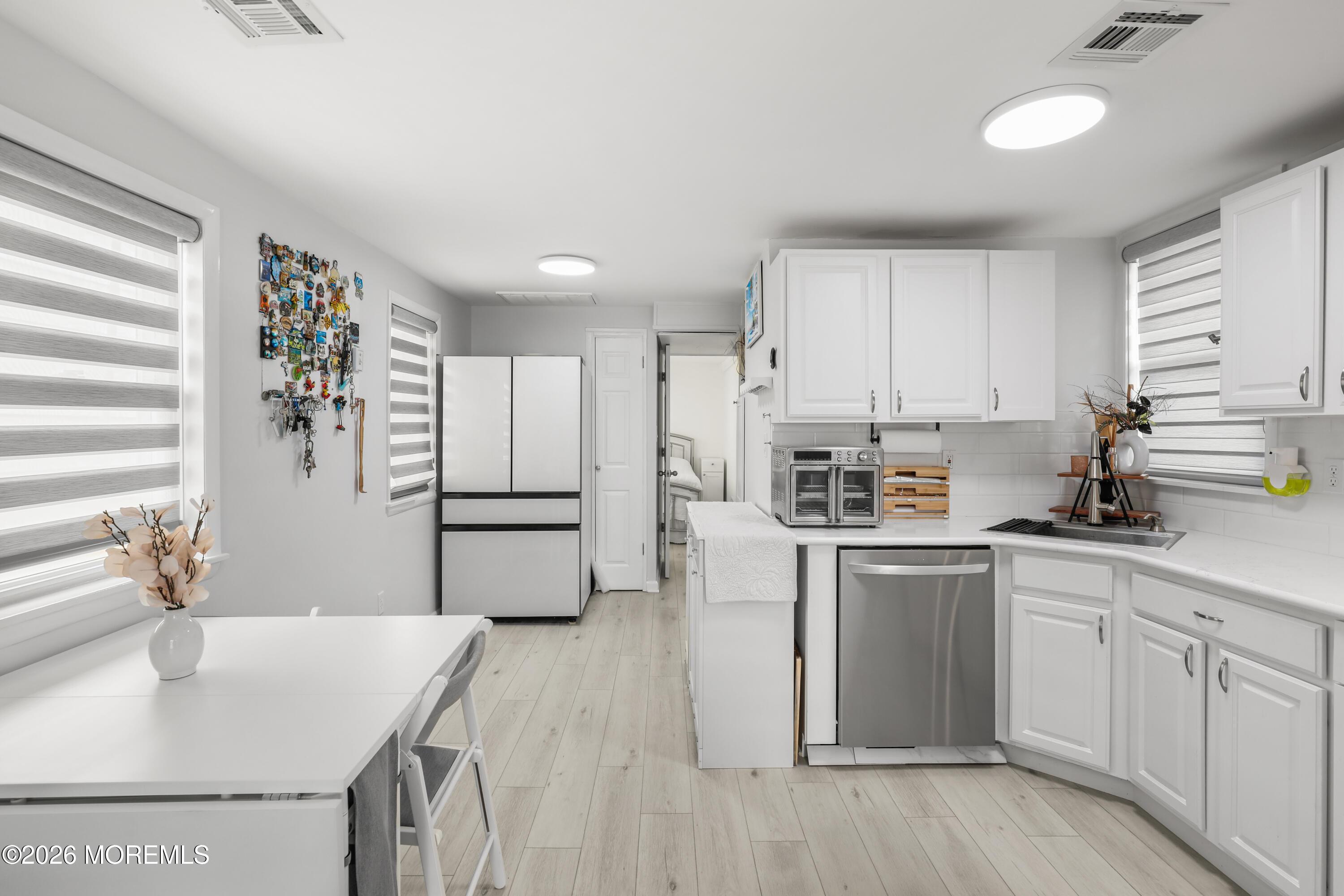 Image 3: 20-Kitchen
