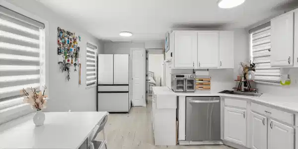 Image 3: 20-Kitchen