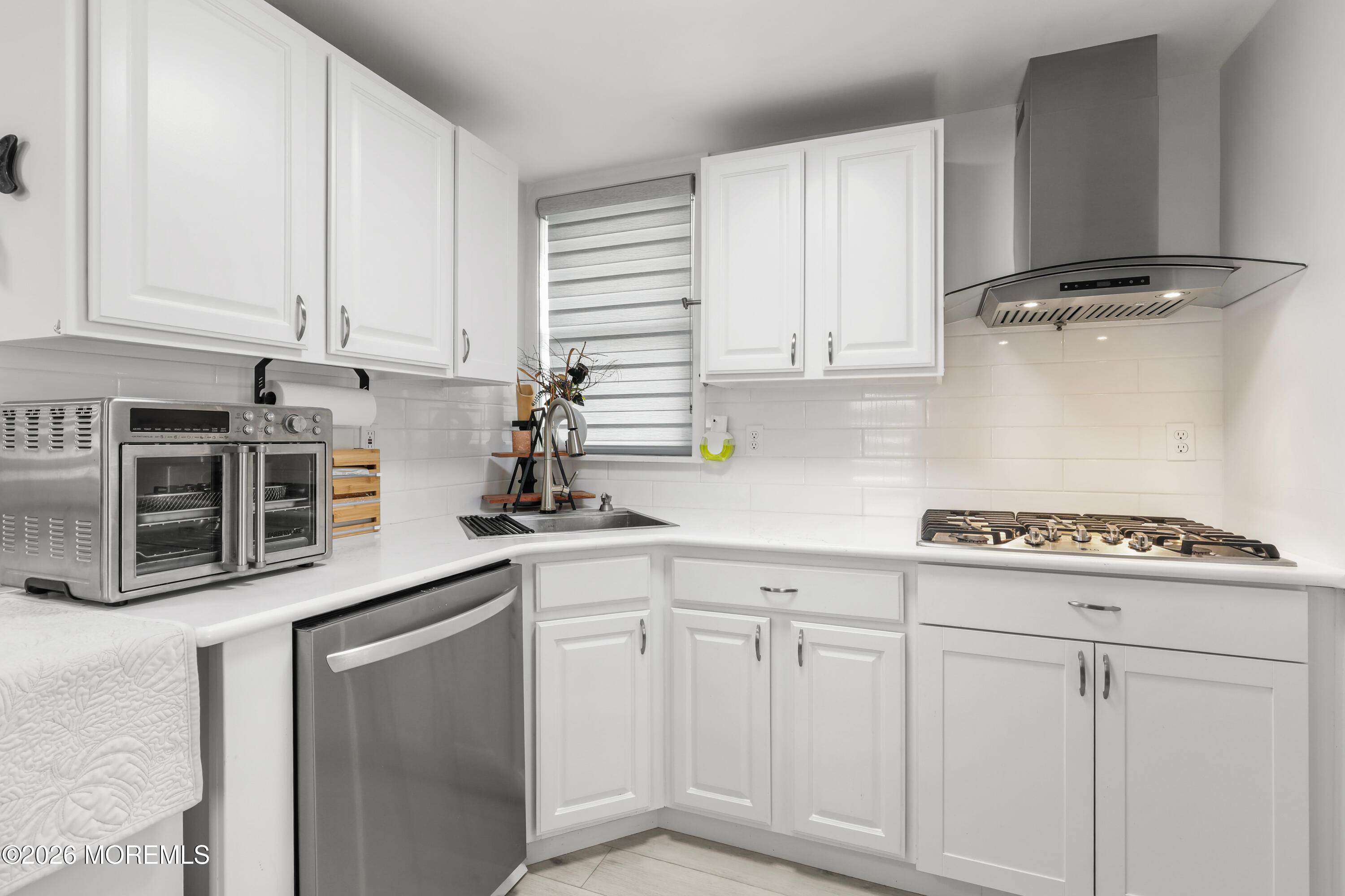 Image 4: 21-Kitchen