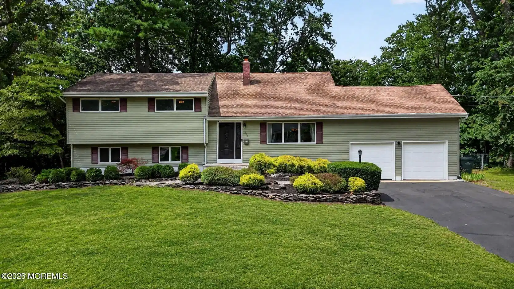 Image 1: Welcome to 290 Riveredge Rd!