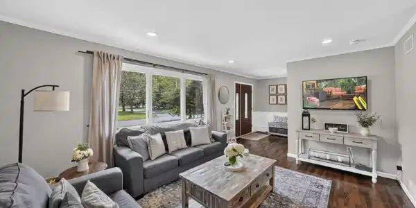 Image 3: Living Room