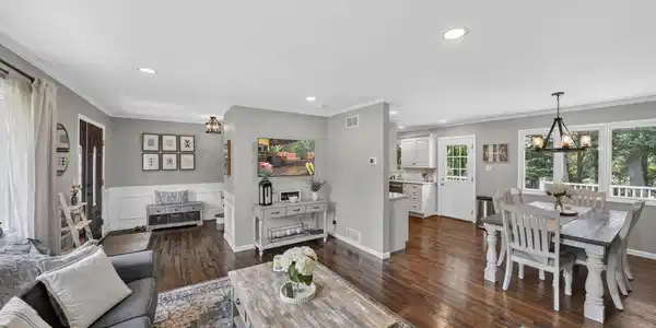 Image 4: Living Room