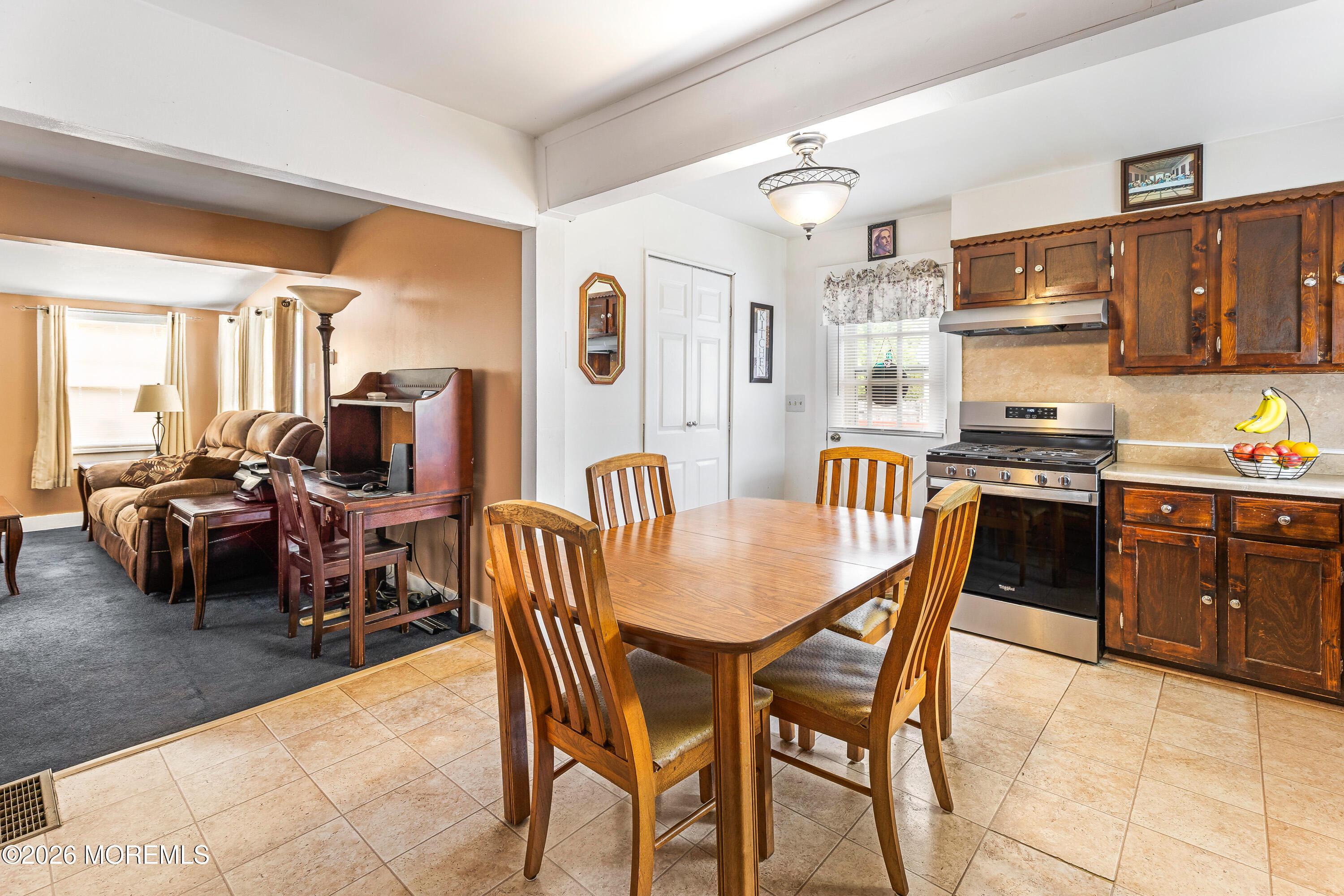 Image 4: Kitchen