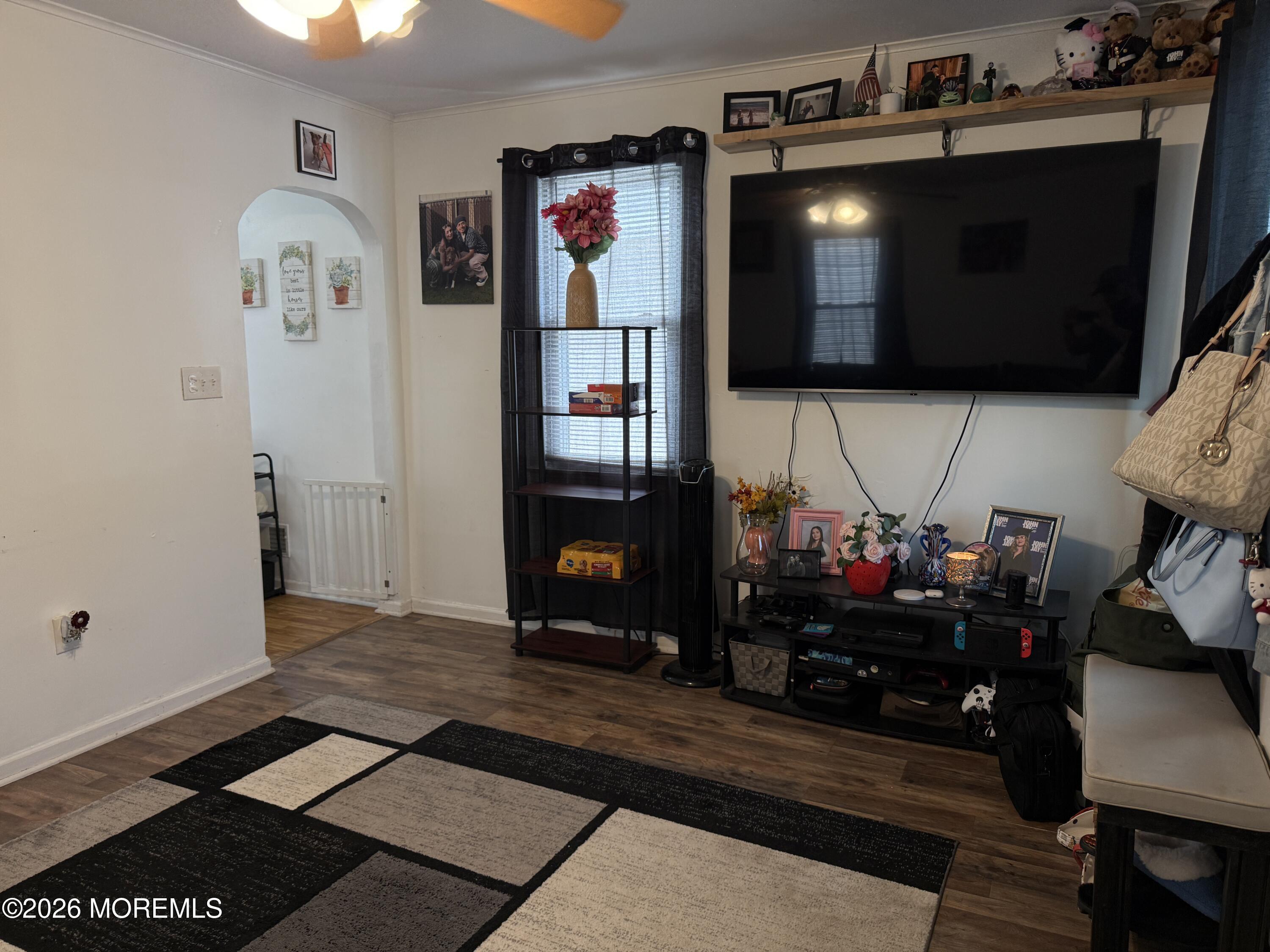 Image 3: living room 1