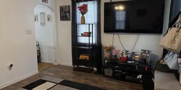 Image 3: living room 1