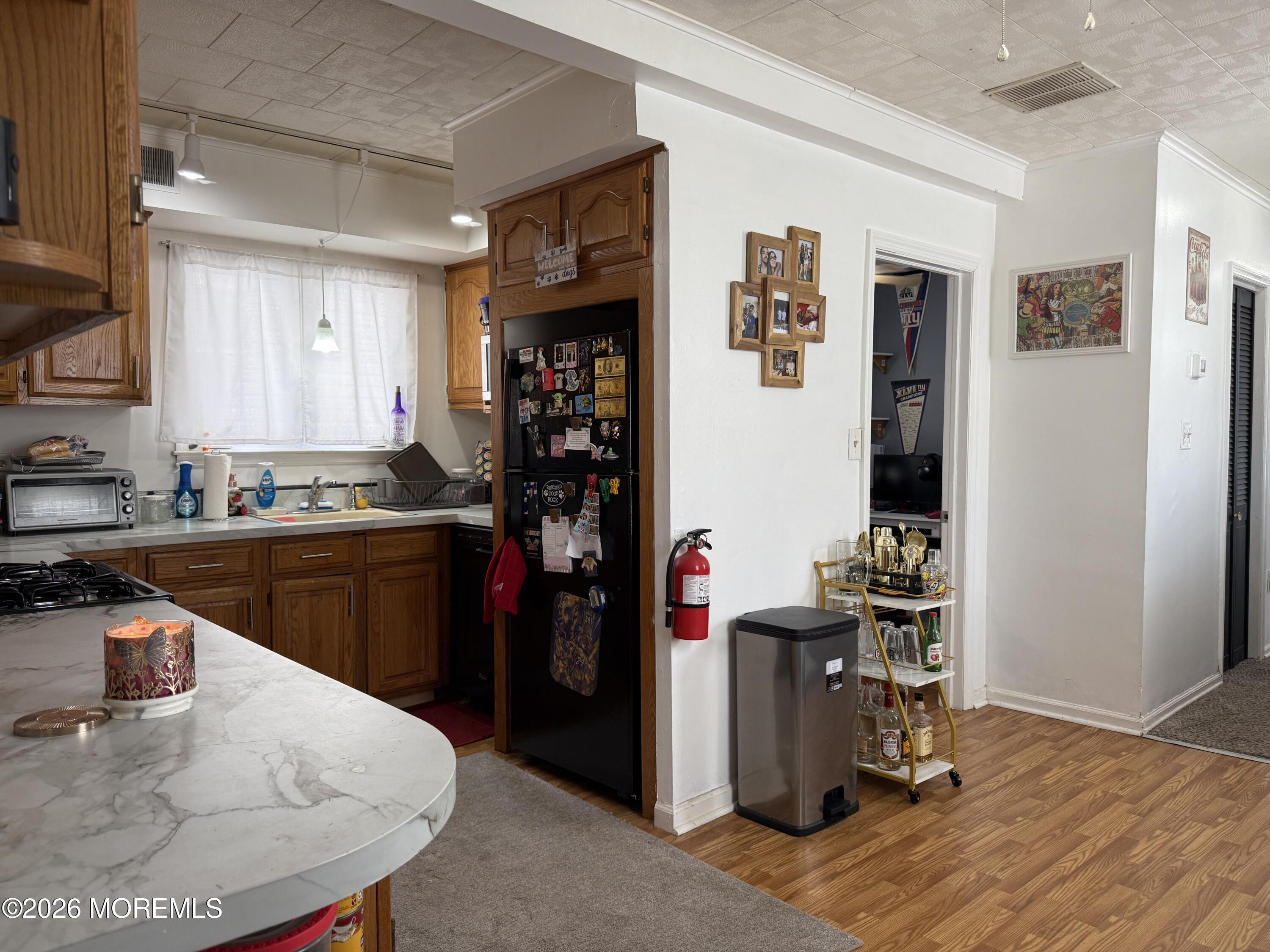 Image 4: Kitchen
