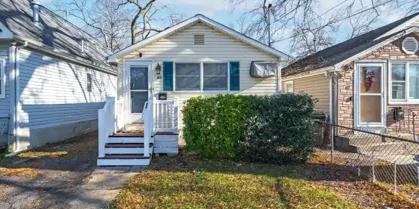 60 Shoreland Terrace