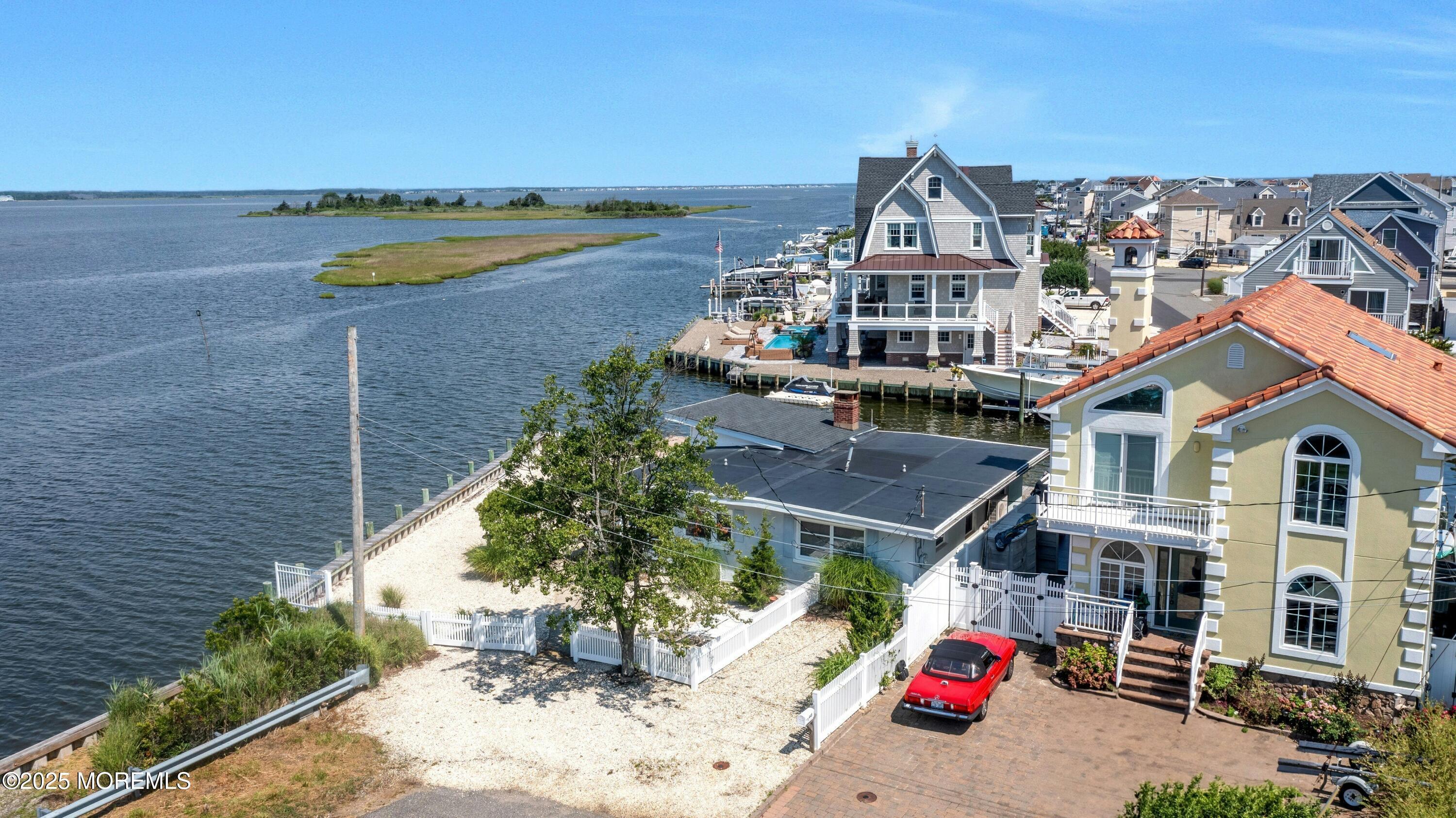 Image 4: 4 - Bay View 1
