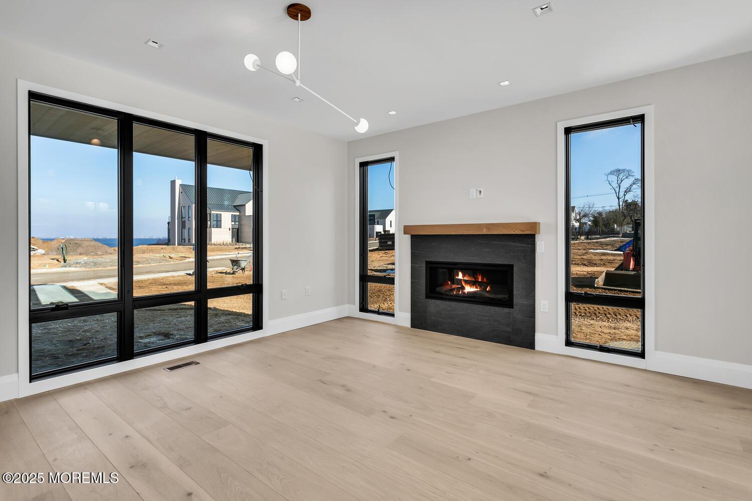 Image 4: Living Room