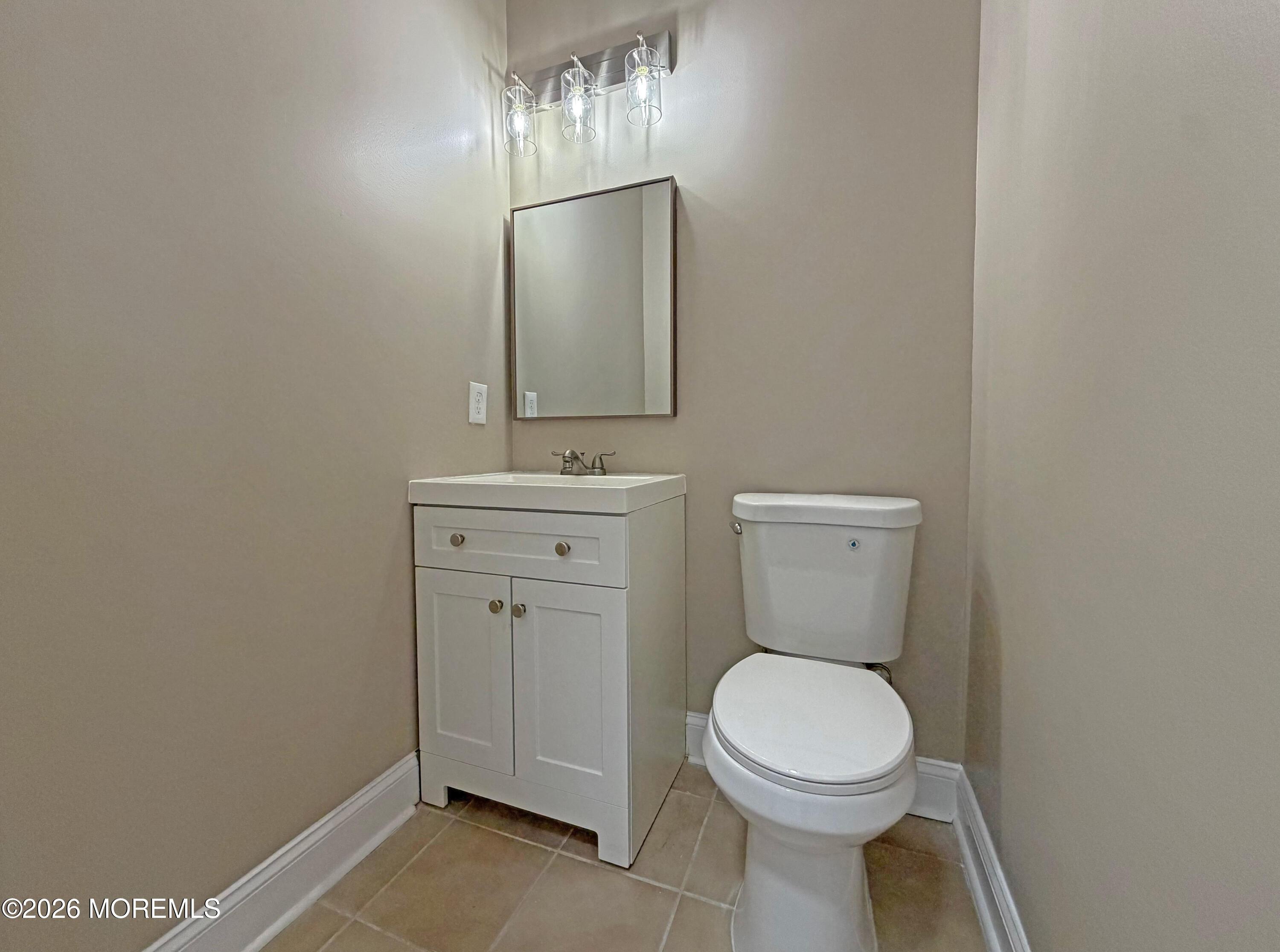 Image 2: 1/2 Bath