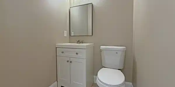 Image 2: 1/2 Bath