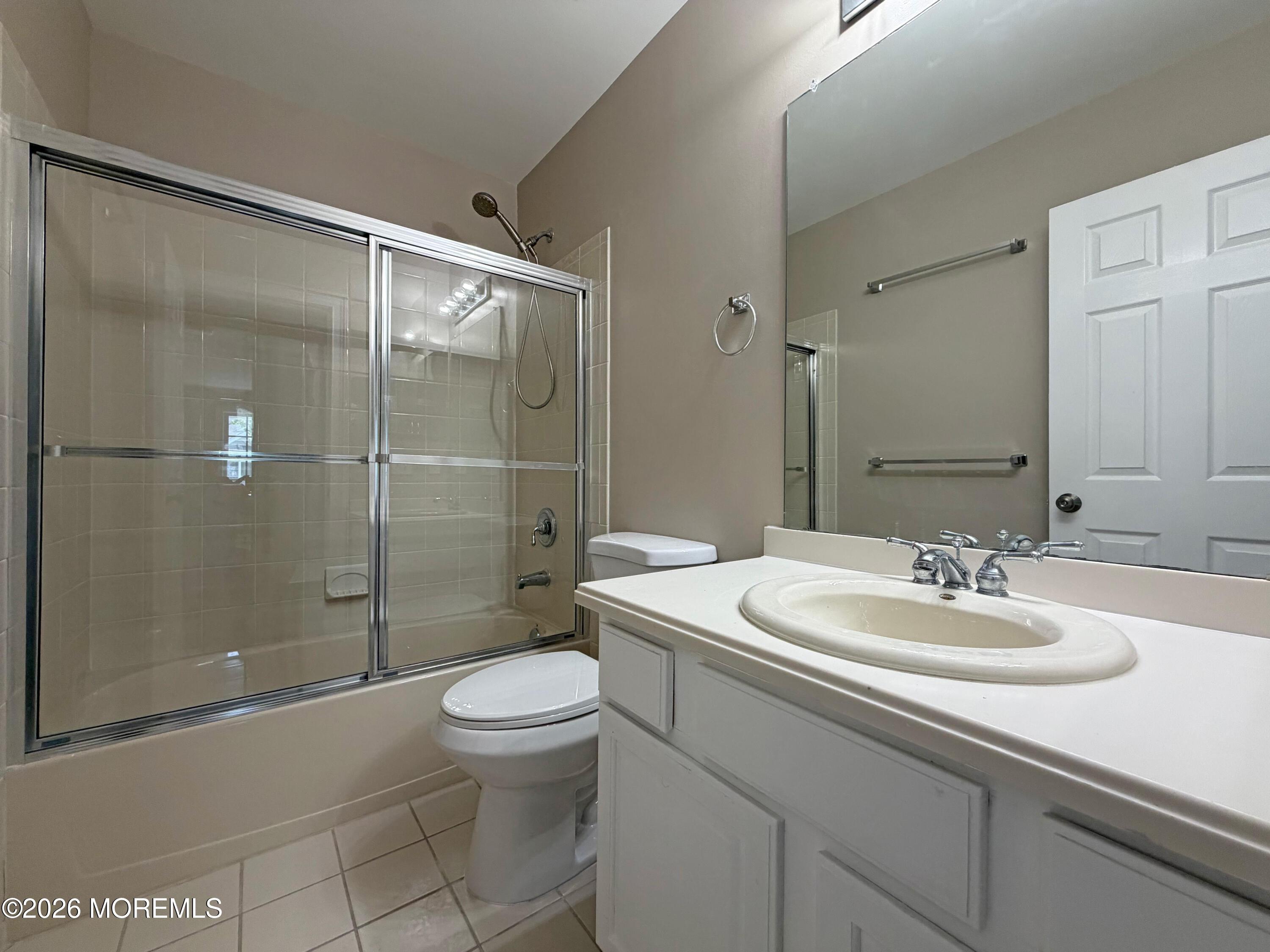 Image 3: 2nd Floor Bath