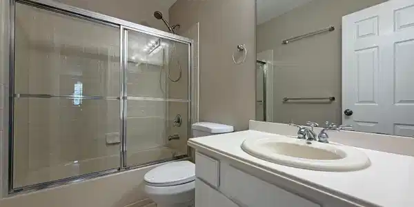 Image 3: 2nd Floor Bath