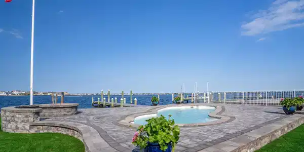822 North Drive