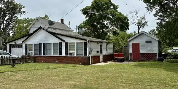 Image 3: 79 Ave D Rear