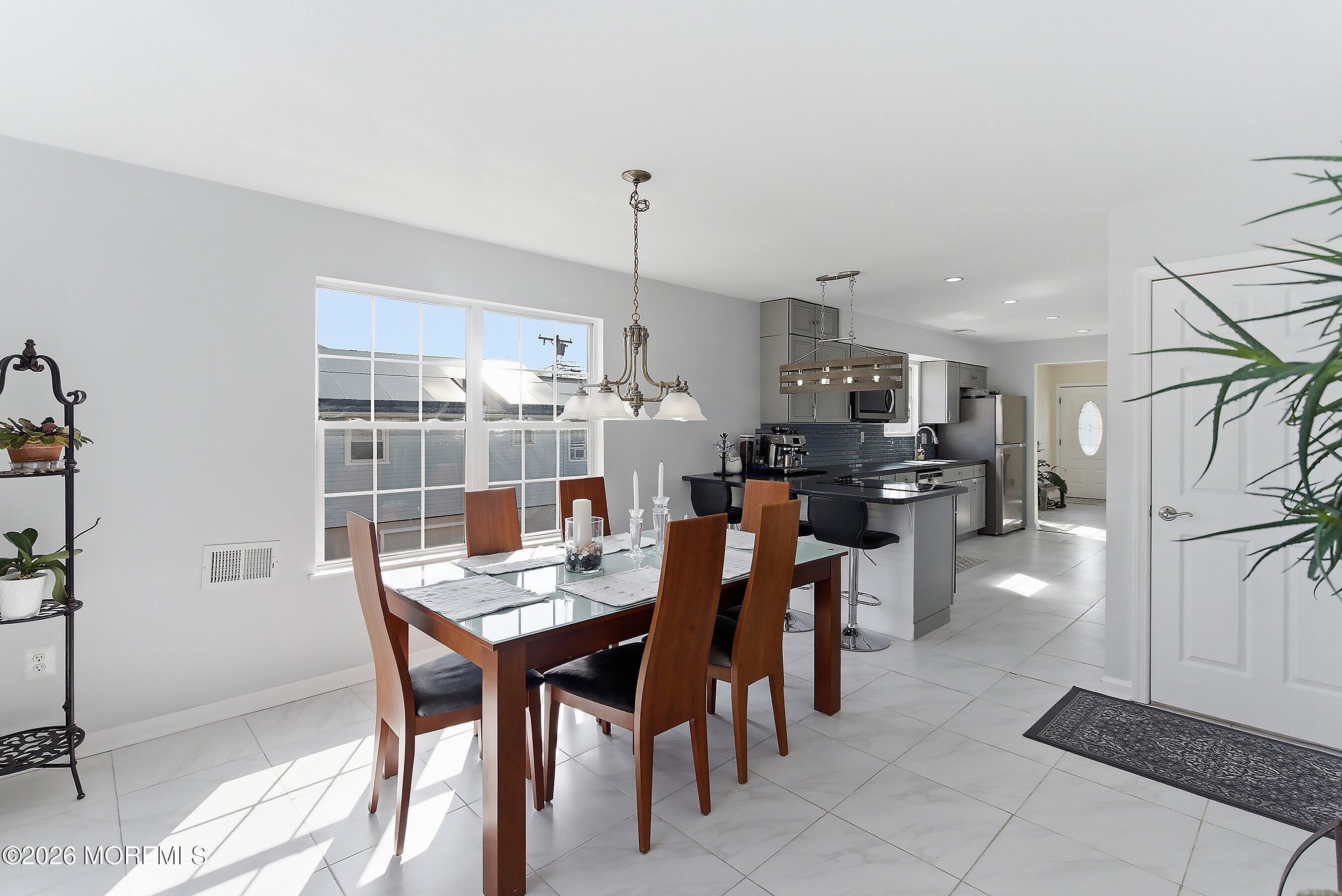 Image 4: 17-Dining 1B