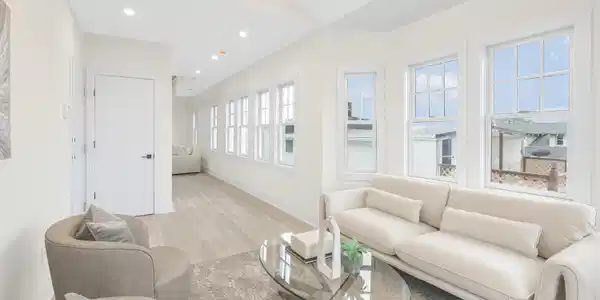 Image 4: Living Room