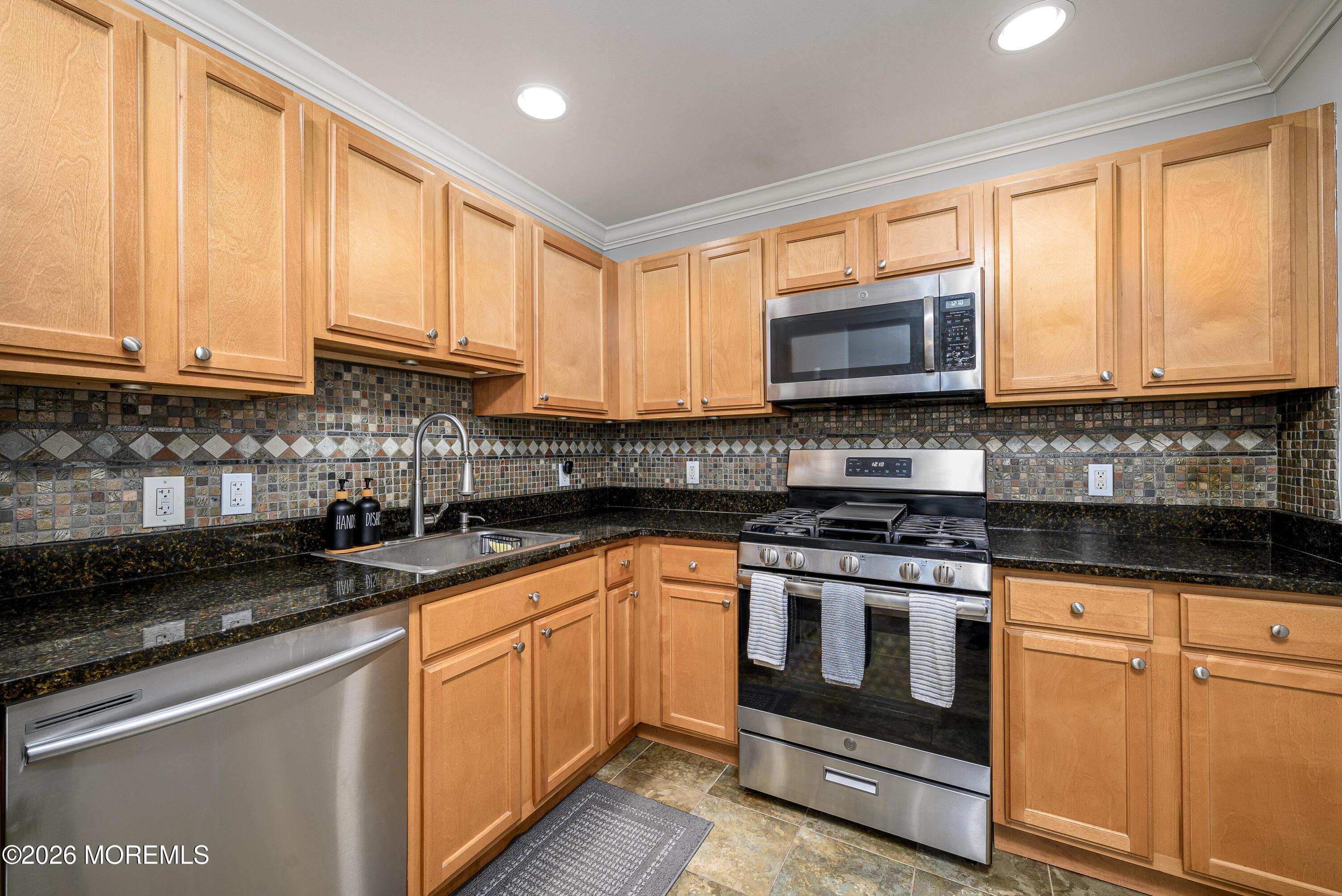 Image 2: 109 Adamecs Way-6