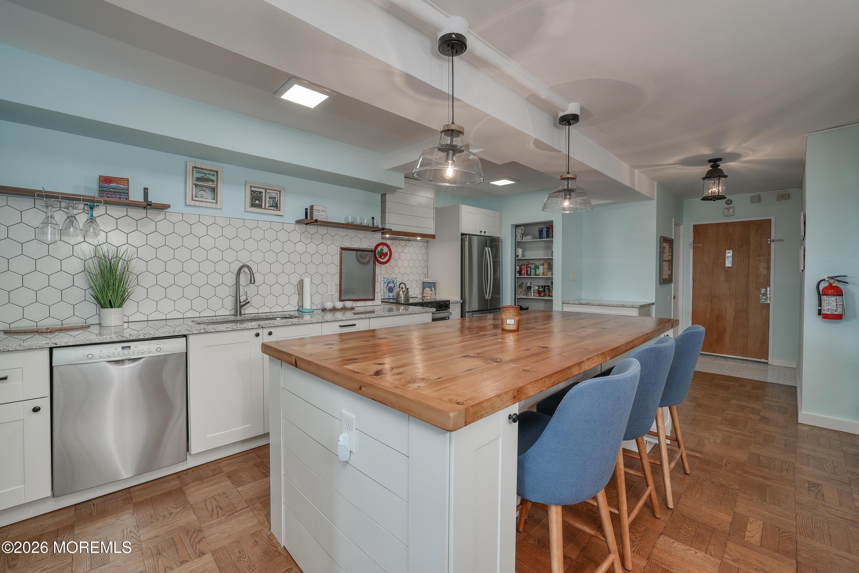 Image 3: KITCHEN