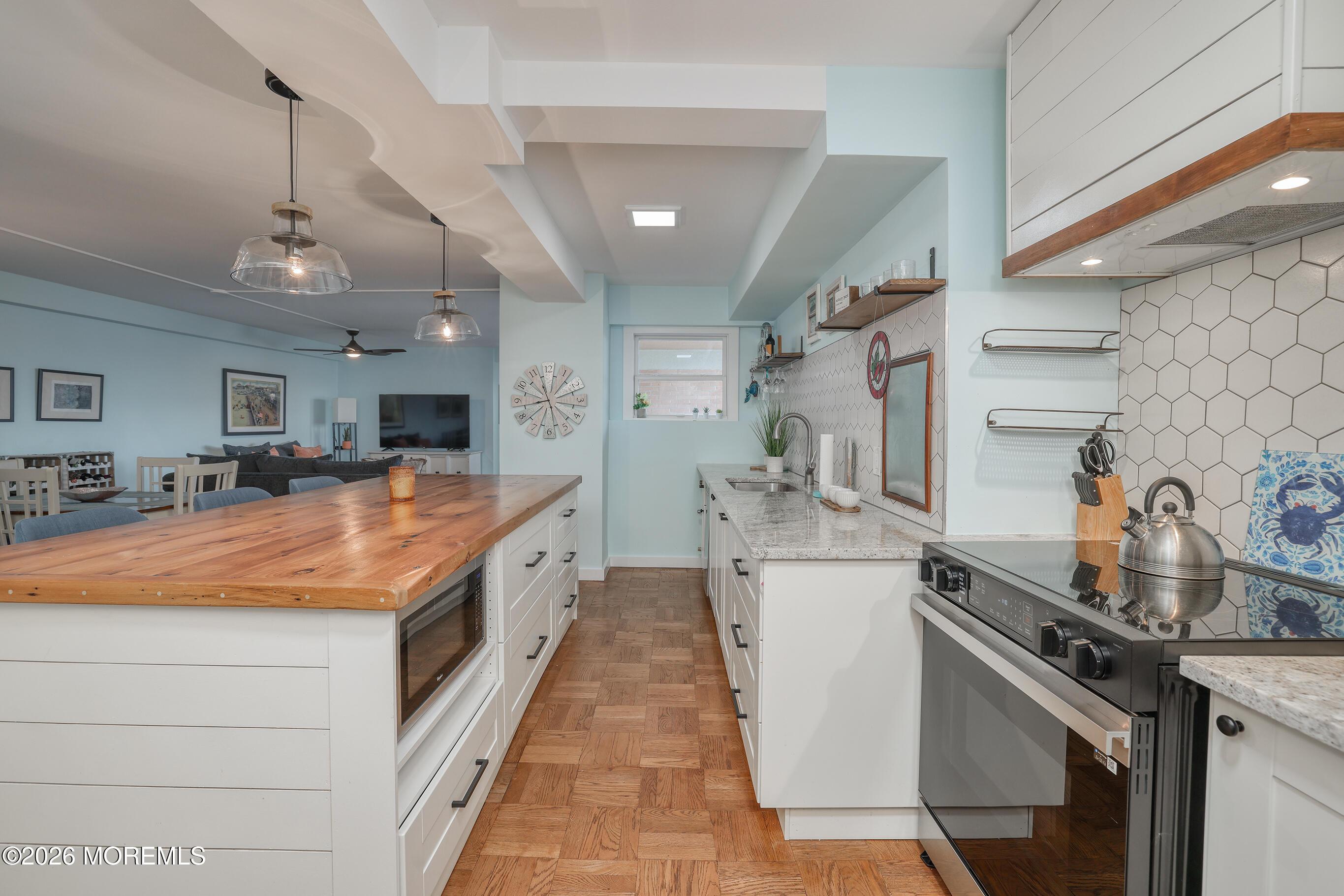 Image 4: KITCHEN