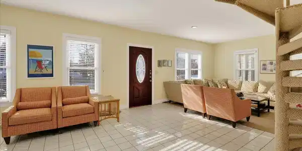 Image 4: 17-Living and Foyer