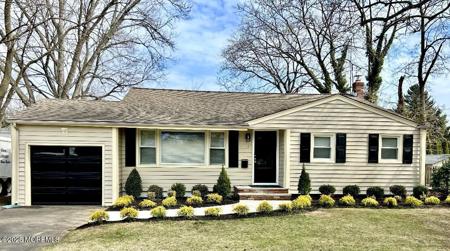 61 Manor Parkway