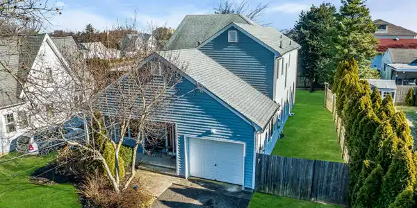 909 Woodgate Avenue