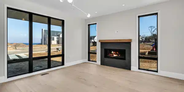 Image 4: Living Room