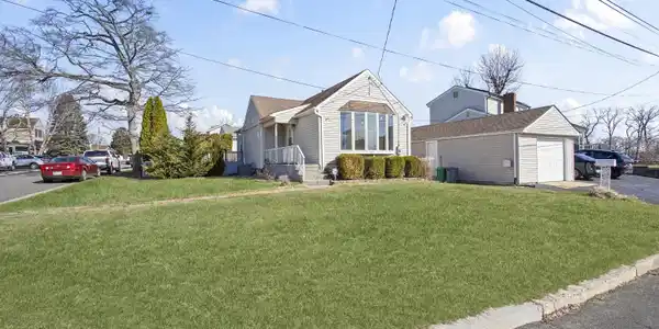 882 Woodmere Drive