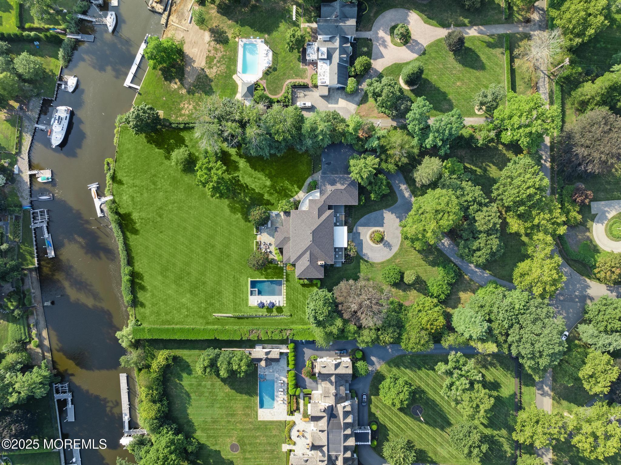 Image 2: 8 Buttonwood Ln