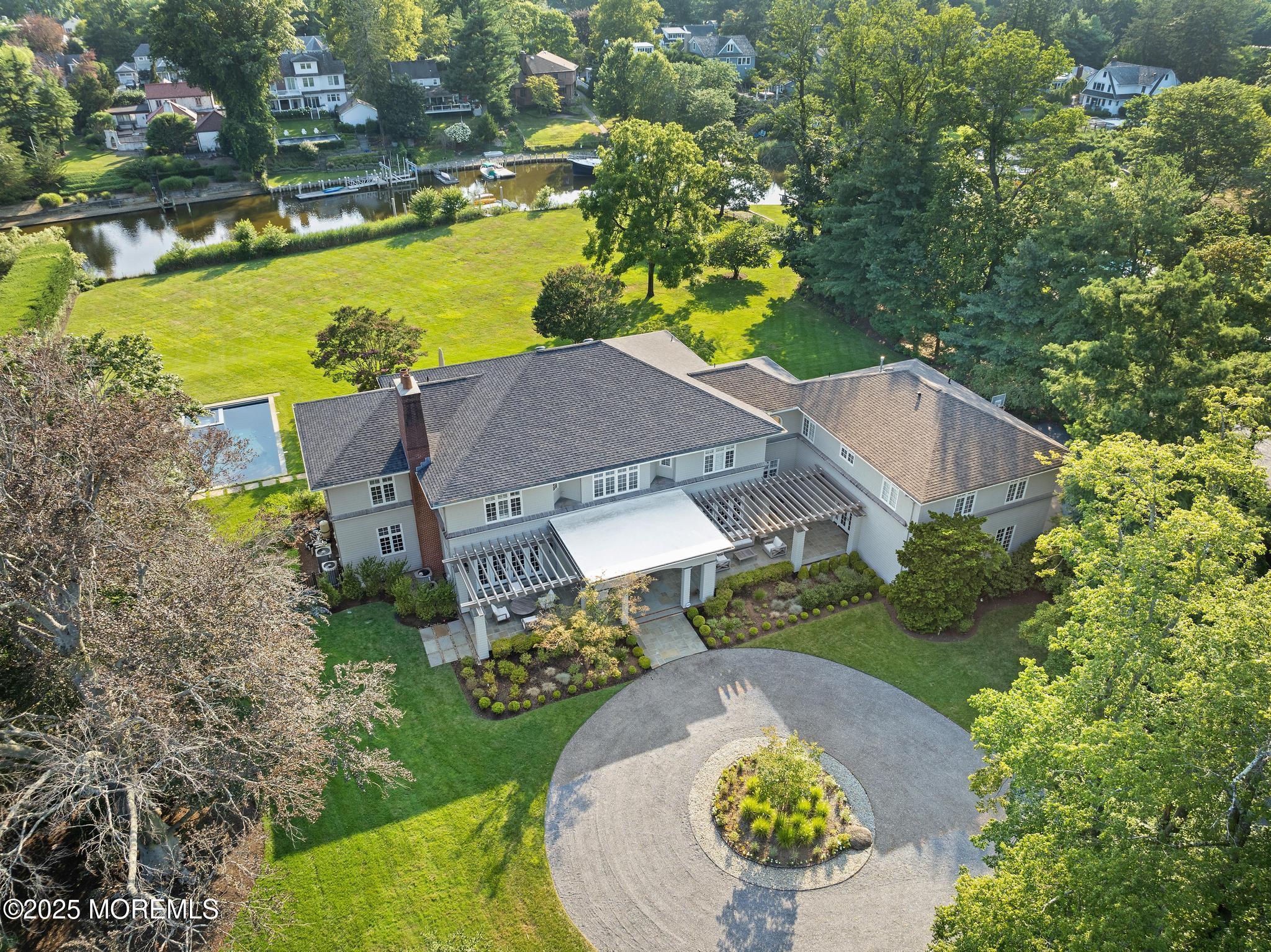 Image 4: 8 Buttonwood Ln