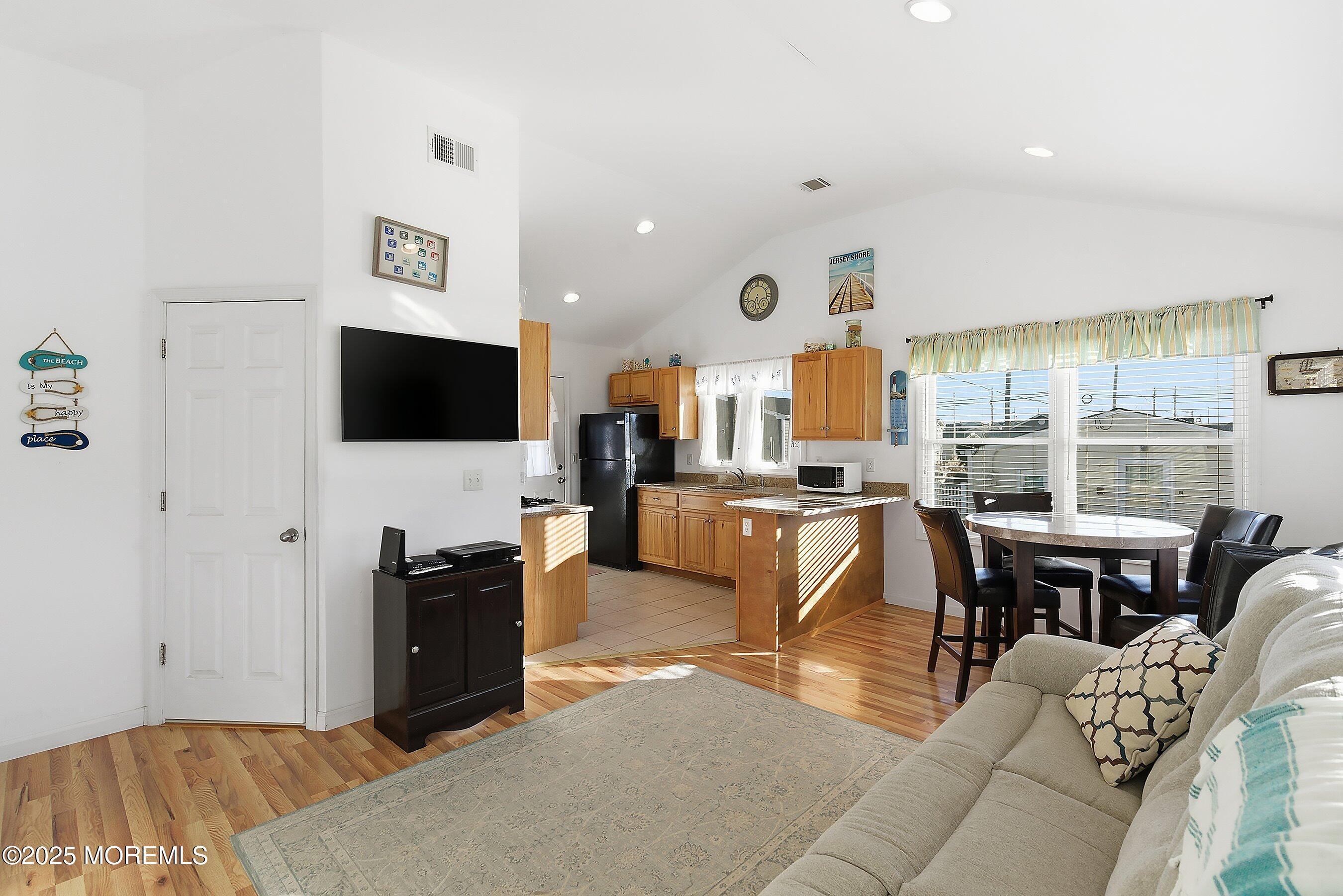 Image 3: 11-Living 1A