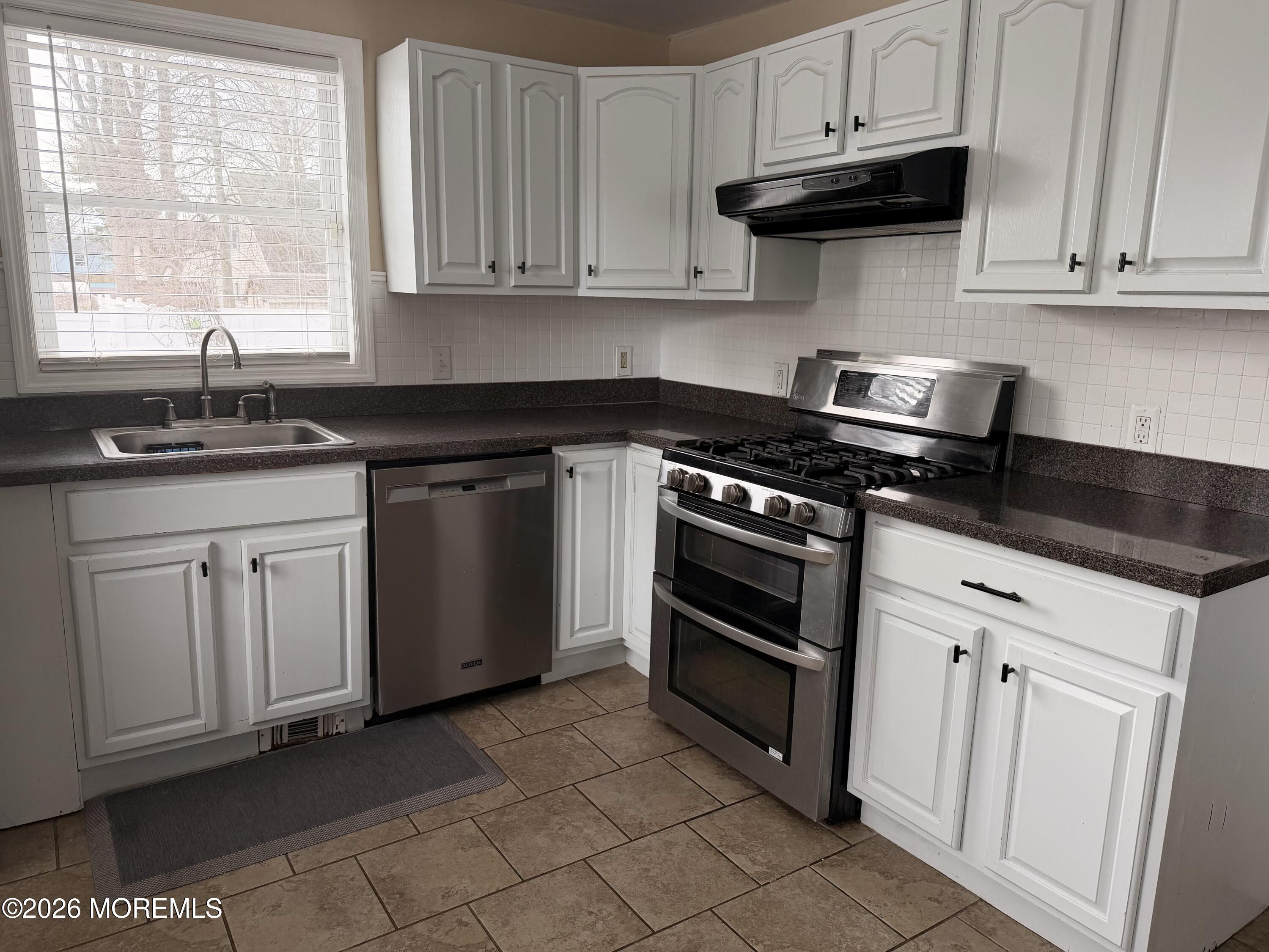 Image 2: Kitchen