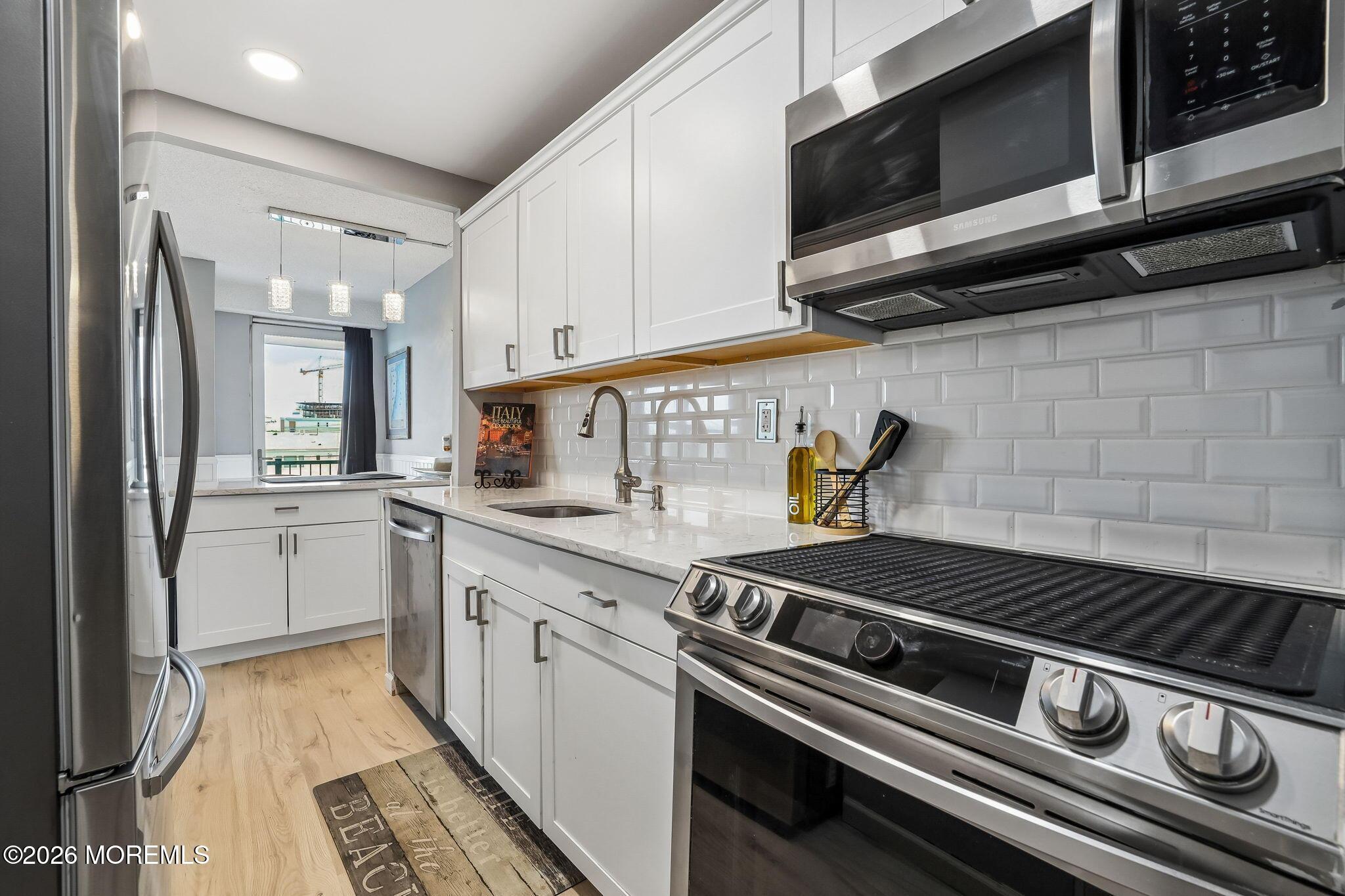 Image 3: Galley kitchen