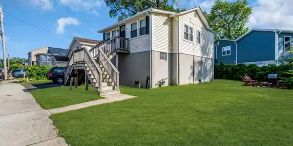 Image 3: Exterior